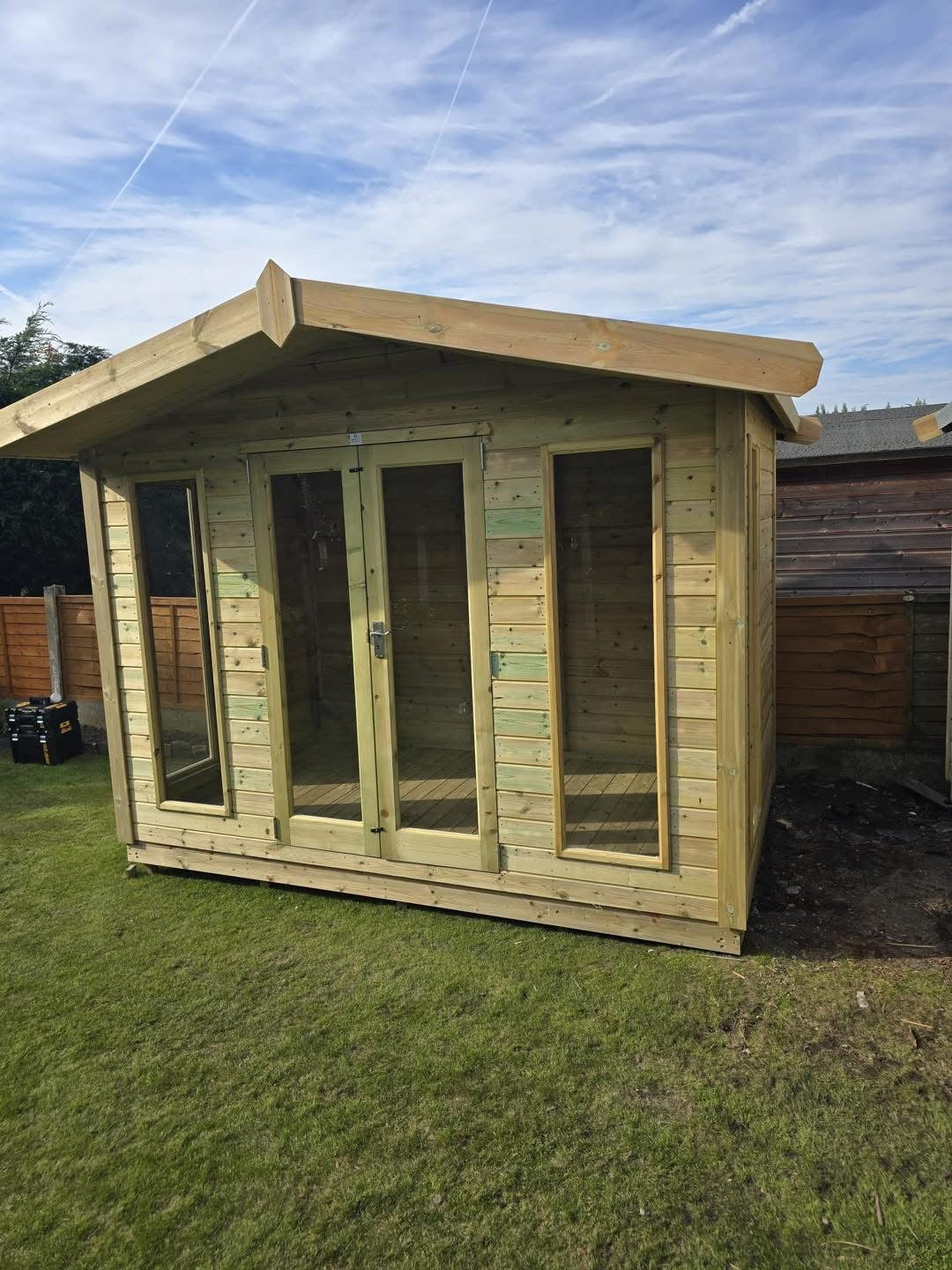 Contemporary Royal Apex Summer House - 16mm Loglap Cladding