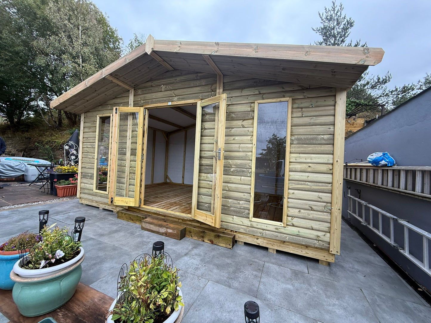 Contemporary Royal Apex Summer House - 16mm Loglap Cladding
