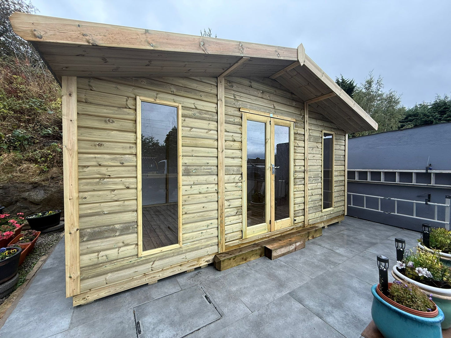 Contemporary Royal Apex Summer House - 16mm Loglap Cladding